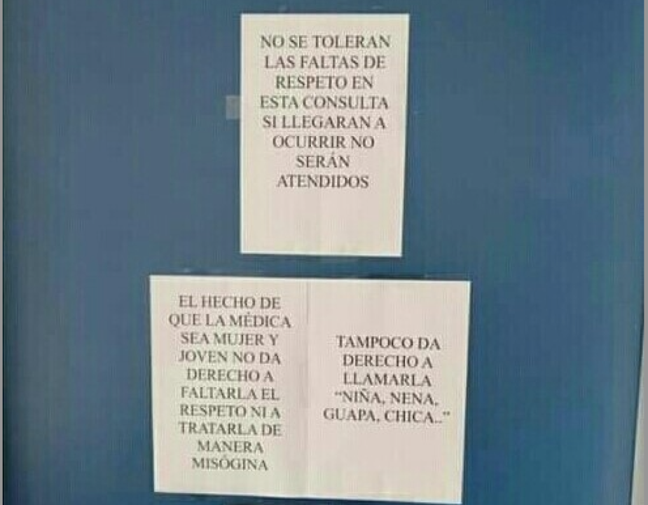 Carteles en la puerta de un Centro de Salud de Valencia