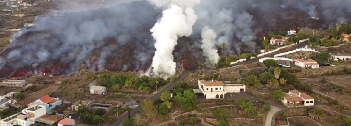 El volcán de La Palma engulle las viviendas de la zona.