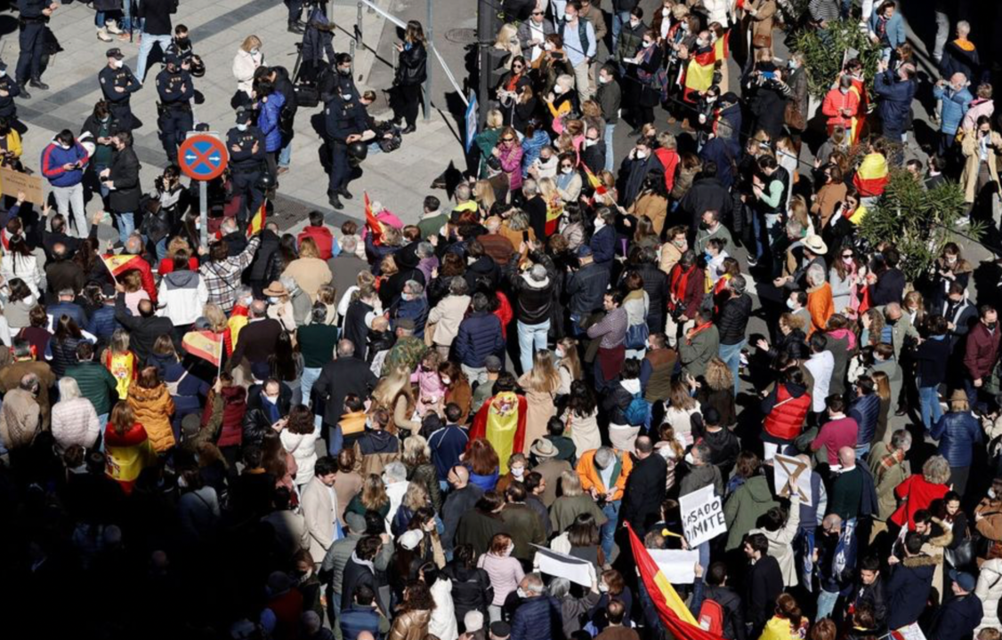 Manifestación de simpatizantes a las puertas de Génova 13 pidiendo la dimisión de Pablo Casado.