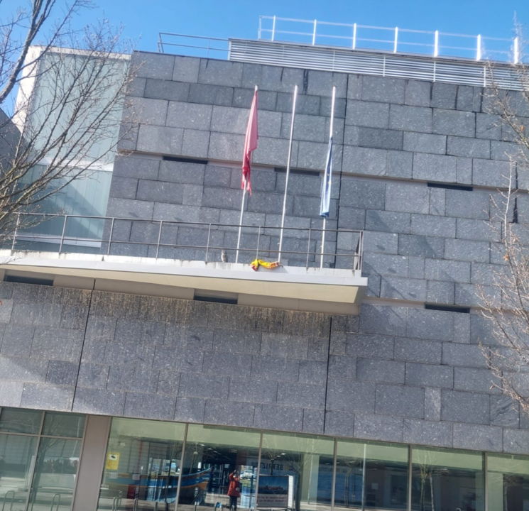 Bandera española caída del mastil en la Biblioteca de Pamplona
