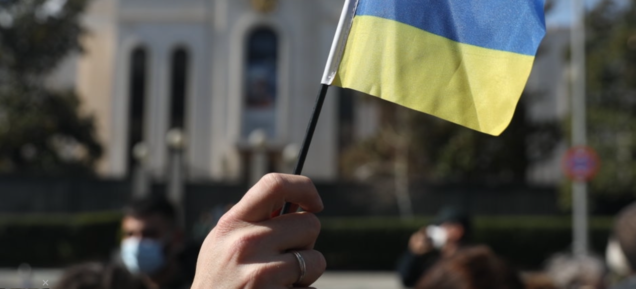 Bandera de Ucrania en una manifestación.