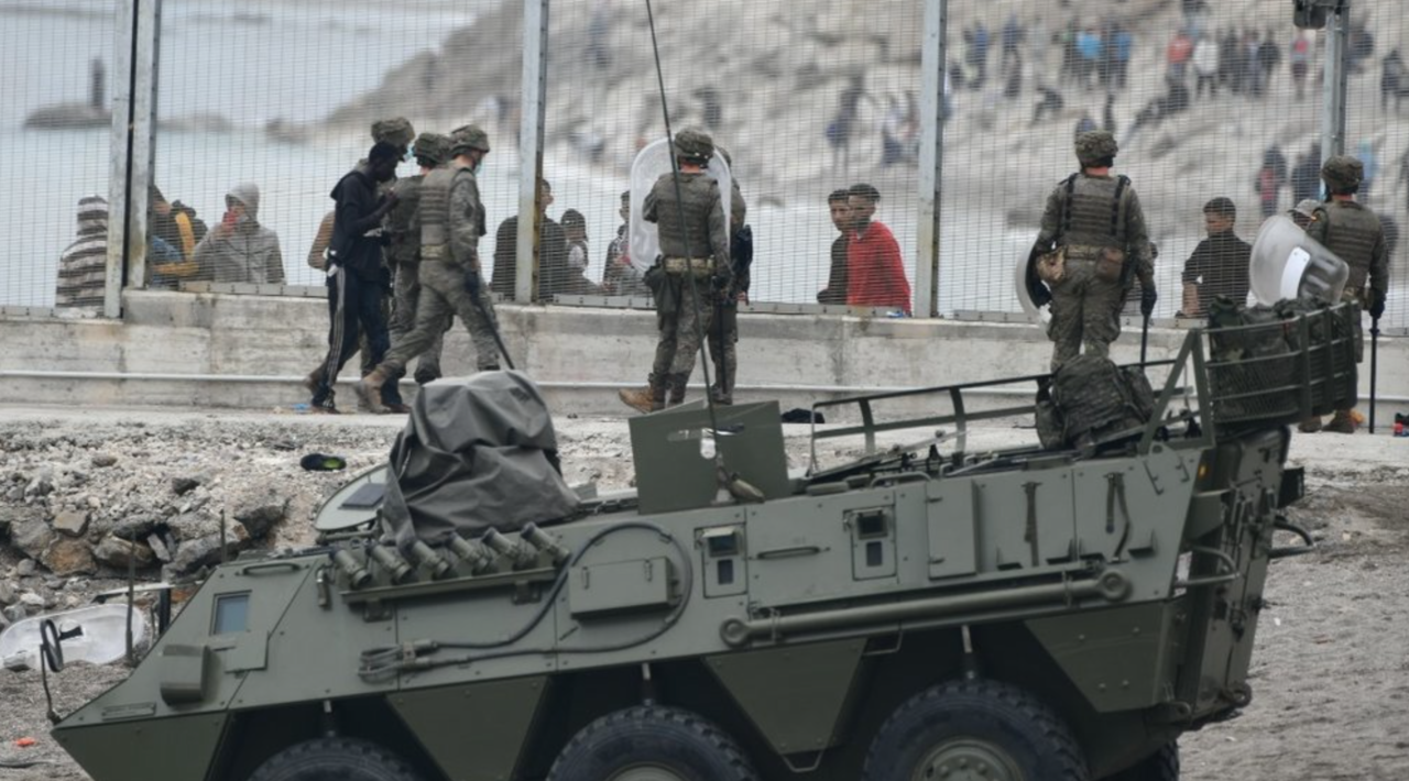 Militares del Ejército de Tierra interceptan extranjeros en la valle de El Tarajal, Ceuta (Foto: Antonio Sempere / Europa Press).