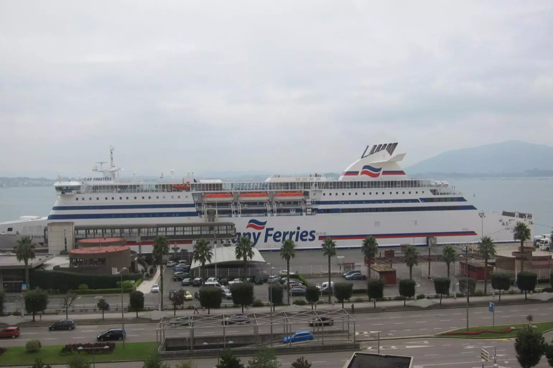 Ferry en el puerto de Santander.
