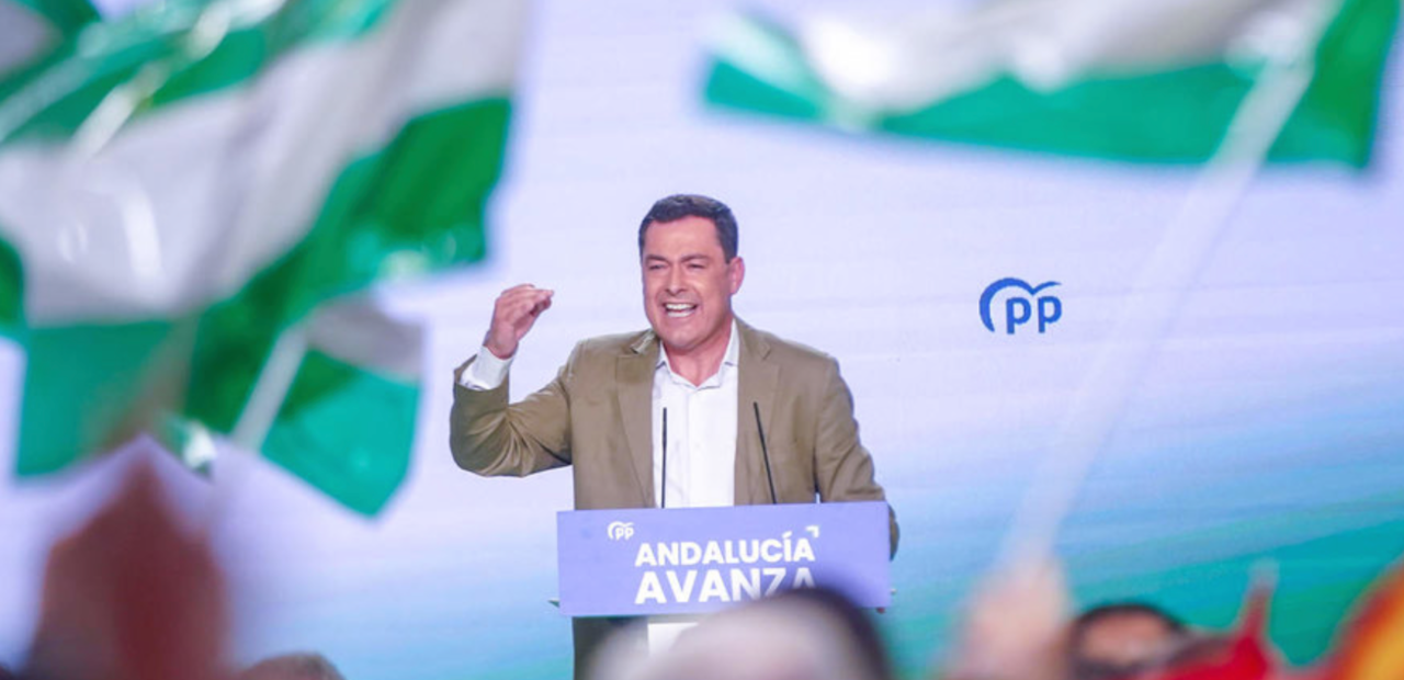 El presidente del PP-A y candidato a la reelección como presidente de la Junta de Andalucía, Juanma Moreno, en la clausura de un acto en Sevilla