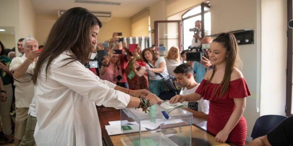 Macarena Olona votando en un colegio electoral de Salobreña, Granada. 