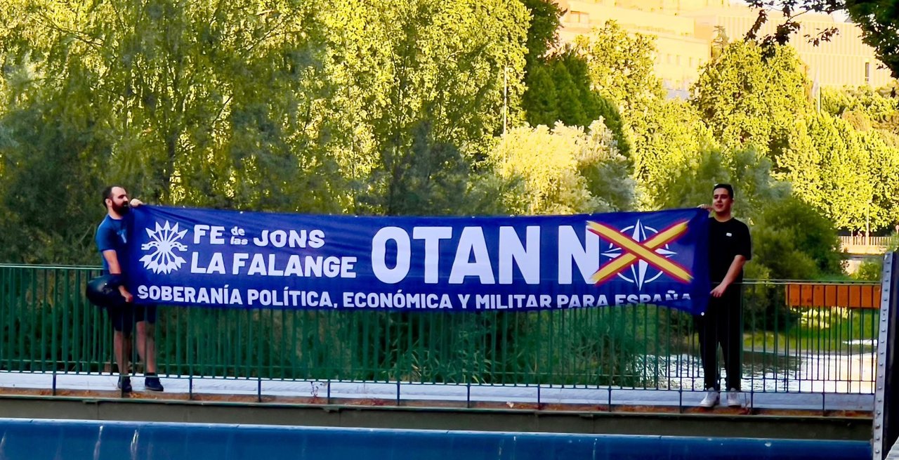 Falangistas despliegan en Madrid una pancarta contra la OTAN.