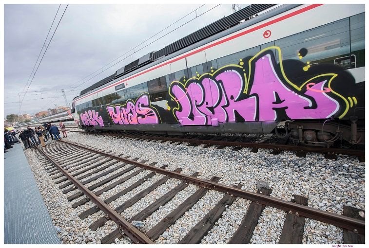 Grafiti en un tren de Renfe