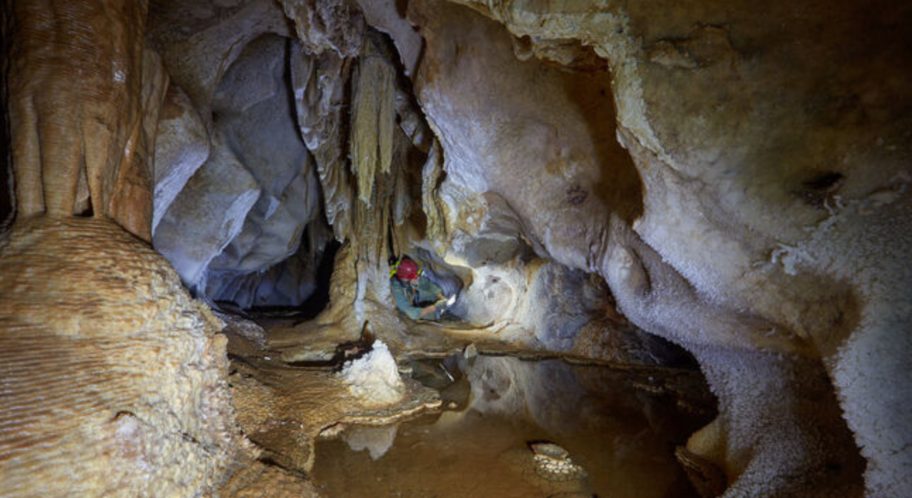 Un espeleólogo en el interior de la cueva de La Araña. Twitter.