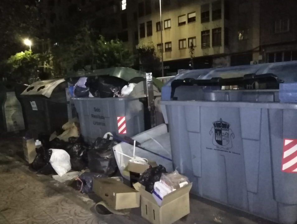 Residuos en los contenedores de un barrio de Cáceres