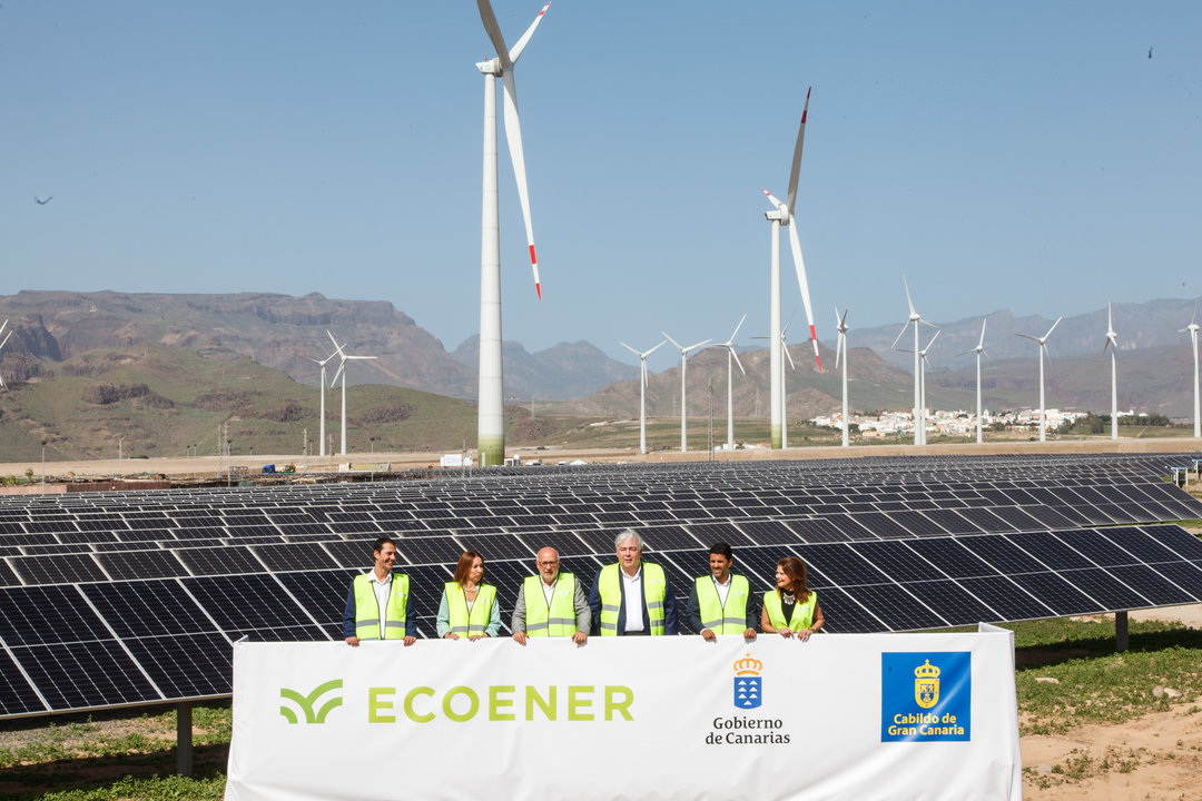 Ecoener inaugura el mayor complejo de generación de energías renovables de las Islas Canarias. En la foto, Antonio Morales, Presidente del Cabildo de Gran Canaria, Luis de Valdivia, Presidente de Ecoener y otras autoridades del archipélago.
