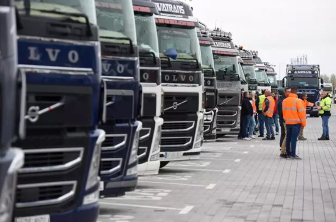 Varios camiones estacionados en las inmediaciones del Wanda Metropolitano.