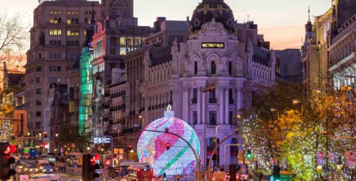 Alumbrado de Navidad en Gran Vía. Ayuntamiento de Madrid. Foto de archivo