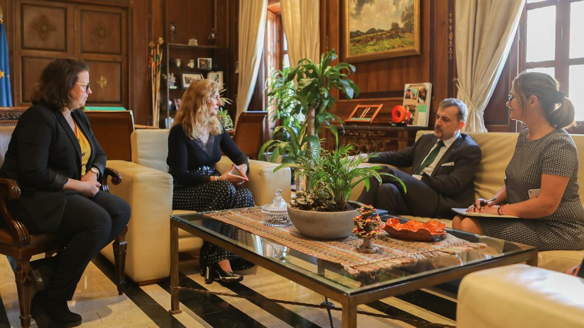 La alcaldesa, con el embajador y la cónsul en Castellón