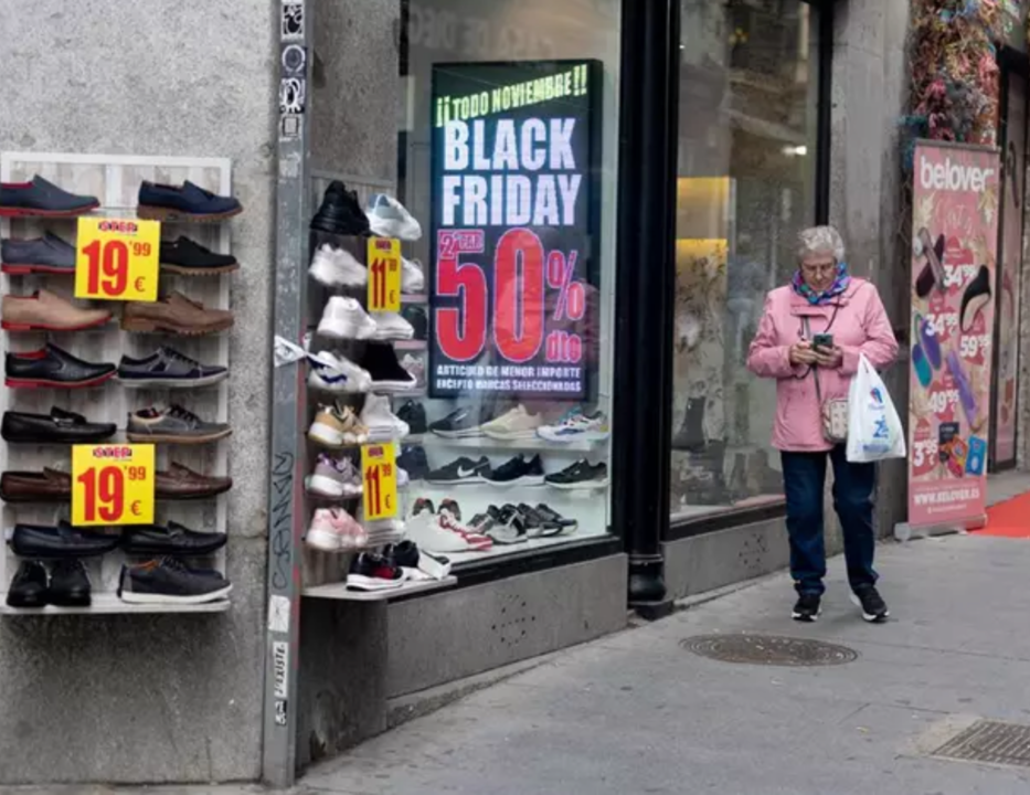 Una mujer pasa por delante de una tienda que anuncia un cartel publicitario del ‘Black Friday’ - Eduardo Parra - Europa Press