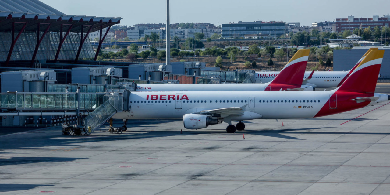 Un avión de Iberia estacionado en el aeropuerto de Adolfo Suárez- Barajas de Madrid.