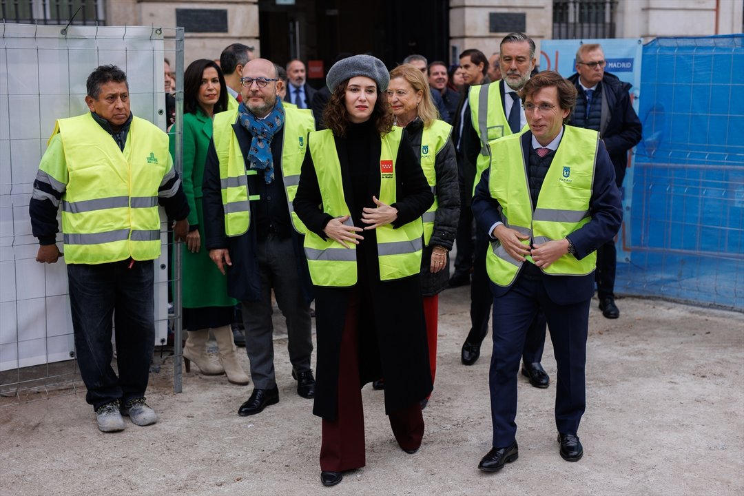La presidenta de la Comunidad de Madrid, Isabel Díaz Ayuso y el alcalde de Madrid, José Luis Martínez-Almeida, durante su visita a las obras de la Puerta de Sol, a 21 de noviembre de 2022, en Madrid (España). 