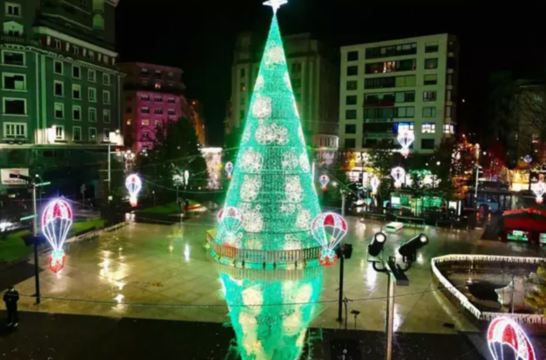 Archivo - Luces de Navidad en la Plaza del Ayuntamiento de Santander en 2021