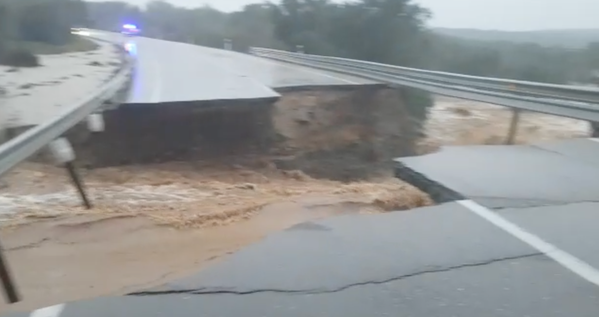 Carretera de Cáceres arrollada por la borrasca Efraín.