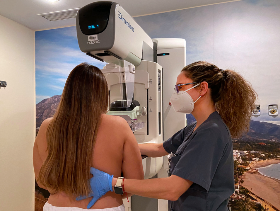 Una mujer realiza una mamografía.
