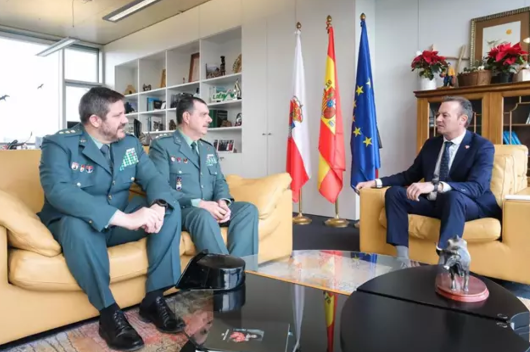 El consejero de Medio Ambiente, Guillermo Blanco, se reúne con el coronel jefe de la Guardia Civil en Cantabria, Antonio Orantos.
