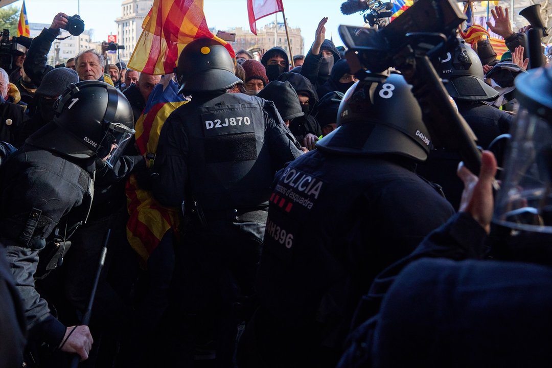 Carga de los Mossos contra manifestantes independentistas en Barcelona.