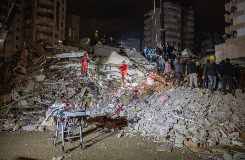 Un edificio derrumbado en Adana a causa de los terremotos en el sur de Turquía, cerca de la frontera con Siria.