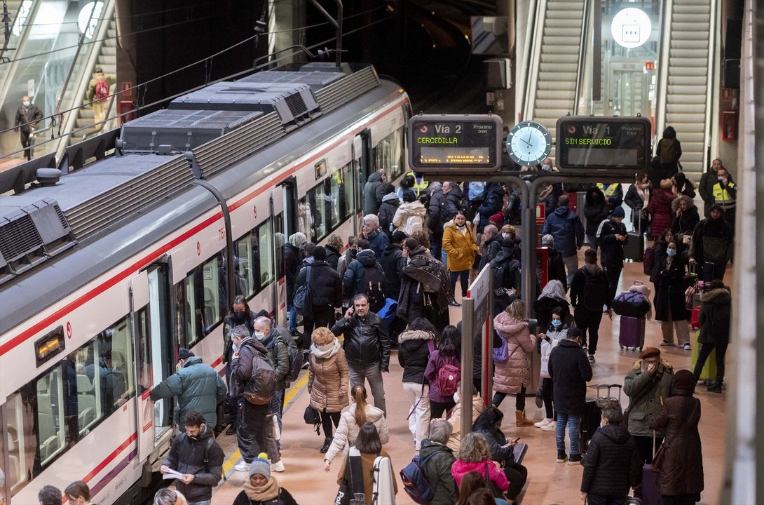 Varias personas esperan en el andén de Cercanías, en la estación Puerta de Atocha-Almudena Grandes, a 7 de febrero de 2023, en Madrid (España).