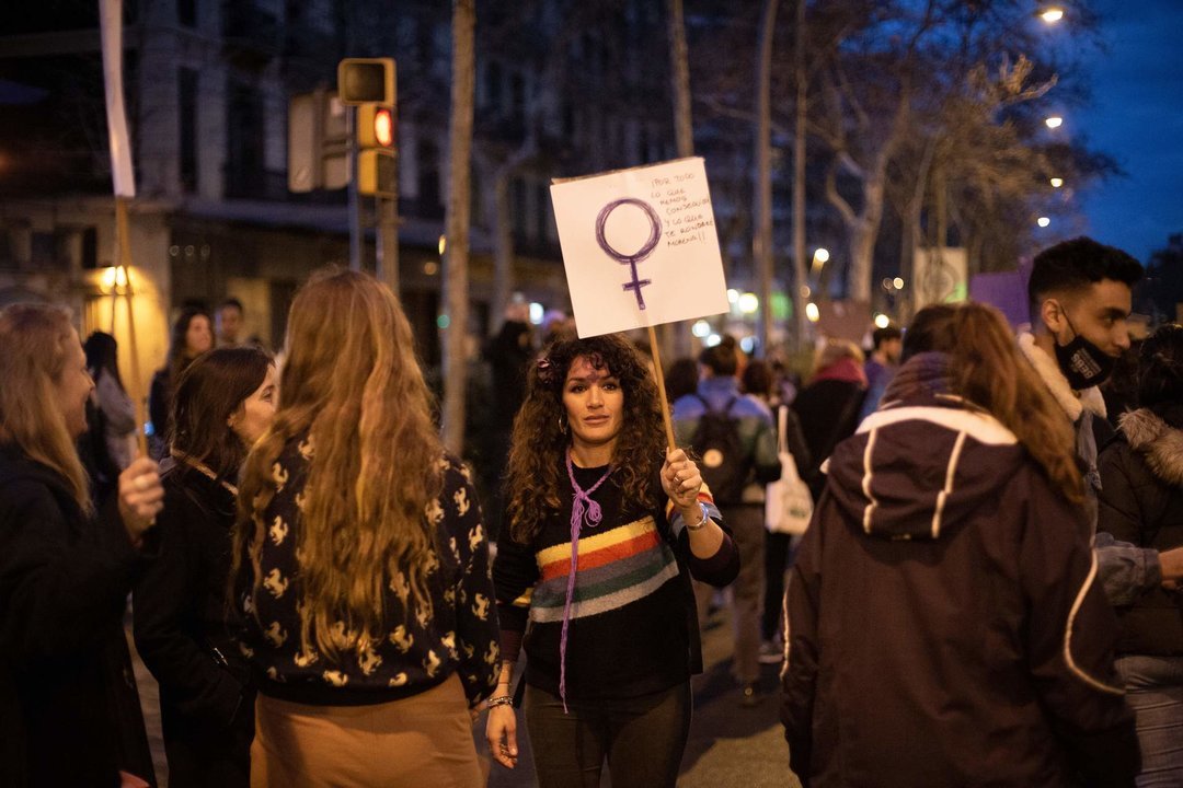Una mujer levanta una pancarta en una manifestación por el 8M, Día Internacional de la Mujer. 