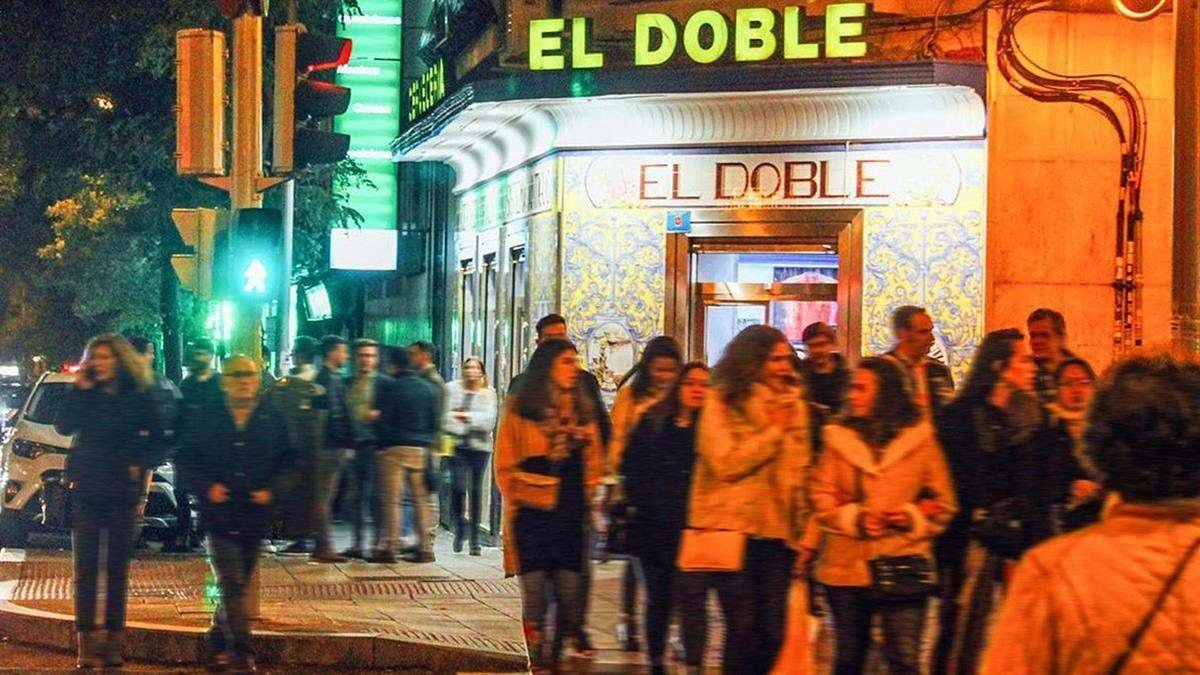 Calle de moda para tomar cerveza y copas de Madrid, de fondo uno de los bares más famosos de la calle. Fuente- A.V. 'El Organillo' de Chamberí. 