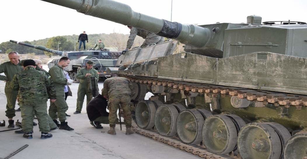 Militares ucranianos junto a un carro Leopard en San Gregorio (Zaragoza). 