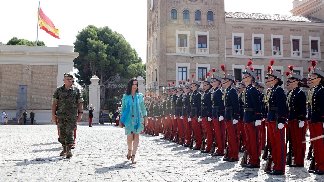 Margarita Robles pasa revista a los futuros oficiales en la Academia General Militar de Zaragoza. 