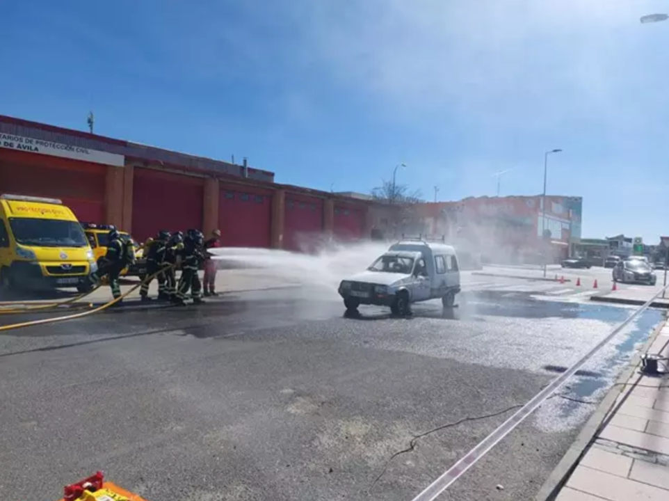 Los bomberos de Ávila se forman para intervenir en accidentes de tráfico de vehículos con nuevas tecnologías.