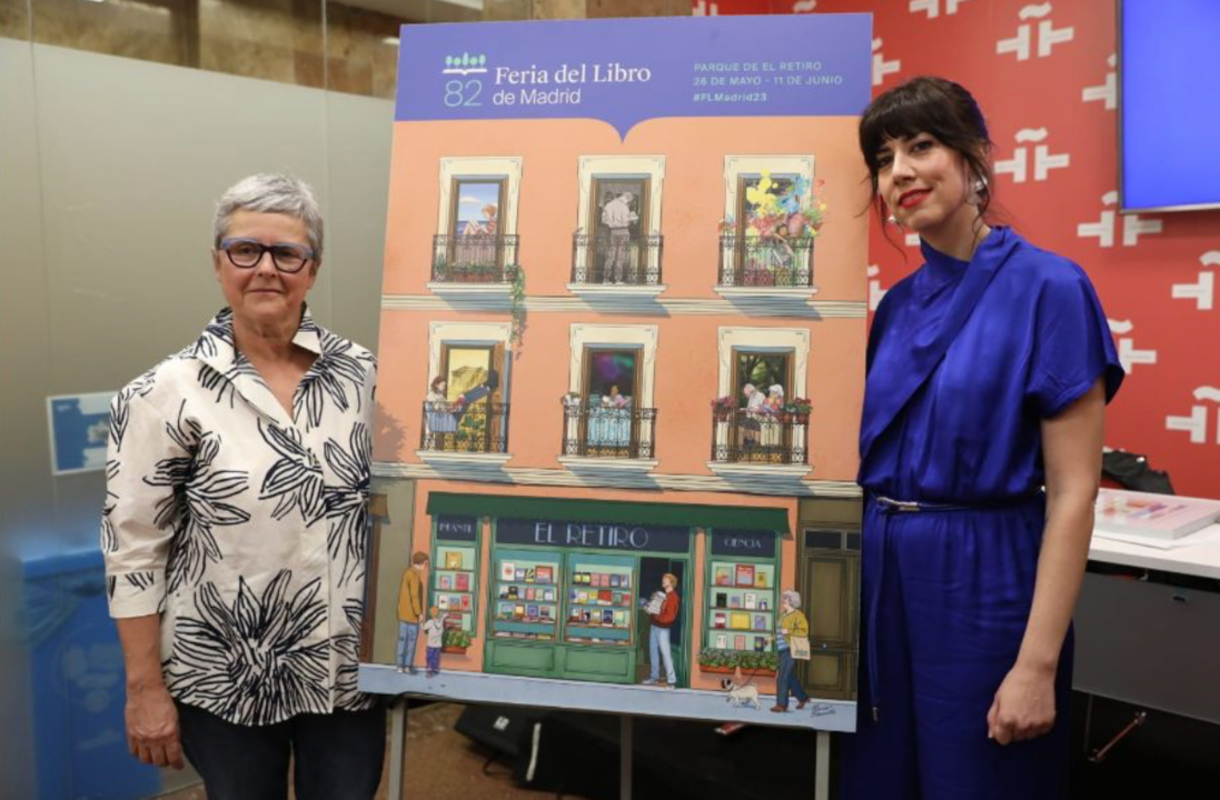 Eva Orúe, directora de la Feria del Libro de Madrid, y María Simavilla, la autora, posan junto al cartel.