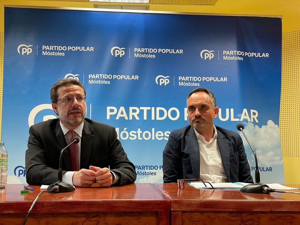 El candidato del Partido Popular a la Alcaldía de Móstoles, Manuel Bautista, y el consejero de Economía, Hacienda y Empleo de la Comunidad de Madrid, Javier Fernández-Lasquetty