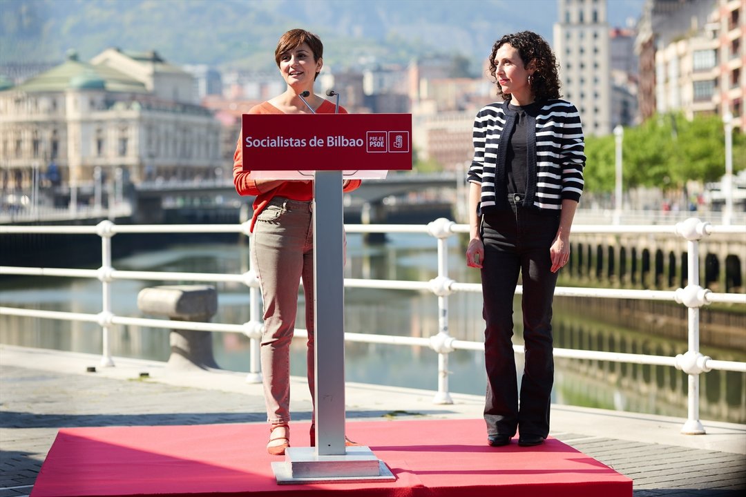 La ministra de Política Territorial y portavoz del Gobierno, Isabel Rodríguez, junto a la candidata socialista a la alcaldía de Bilbao, Nora Abete, en un acto preelectoral en la capital vizcaína.
