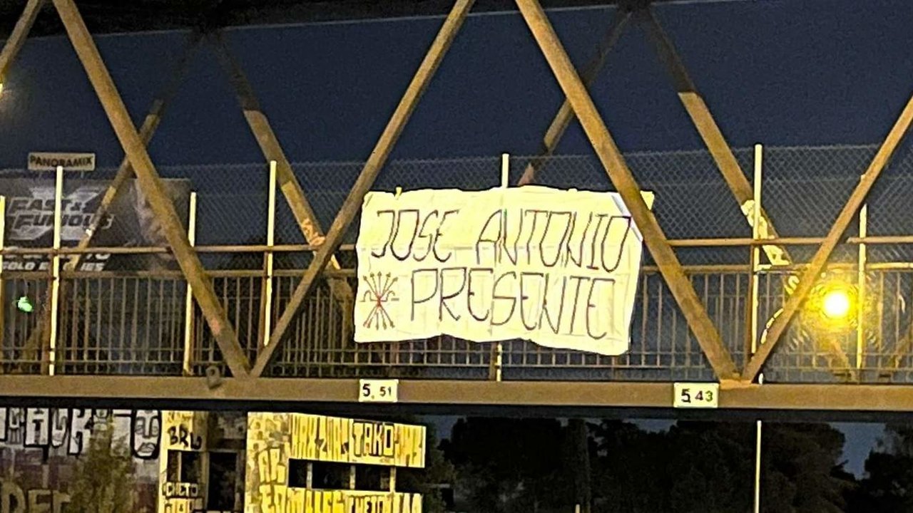 Pancarta de homenaje a José Antonio Primo de Rivera, en Madrid. 