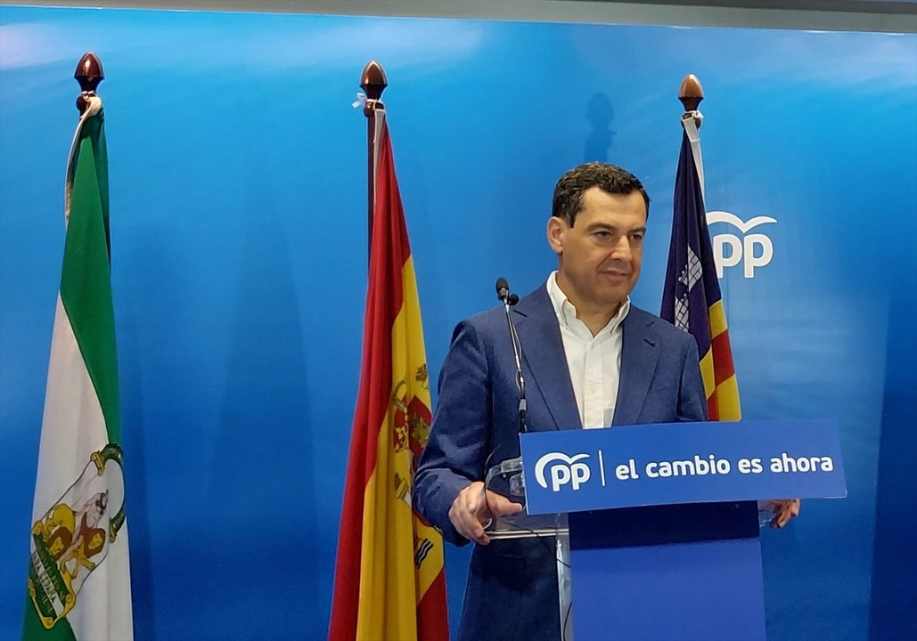 El presidente de la Junta de Andalucía, Juanma Moreno Bonilla, en una rueda de prensa, en la sede del PP en Baleares, en Palma.
