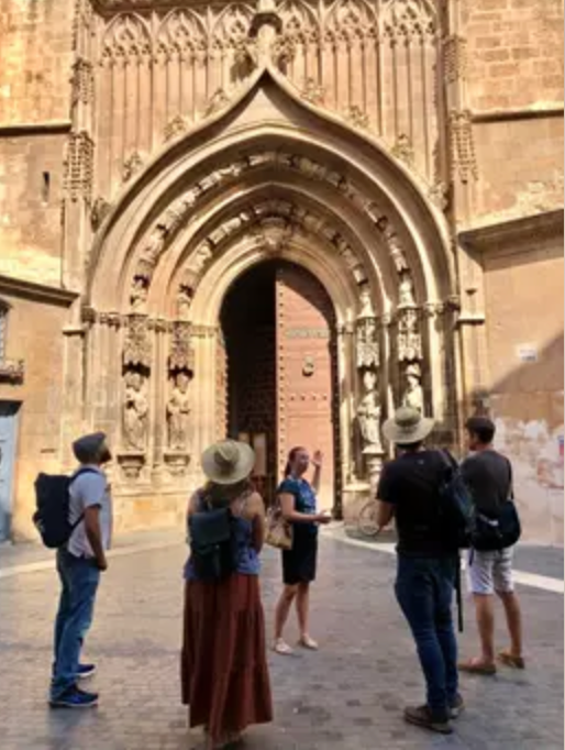 Un grupo de turistas visita la Catedral de Murcia.