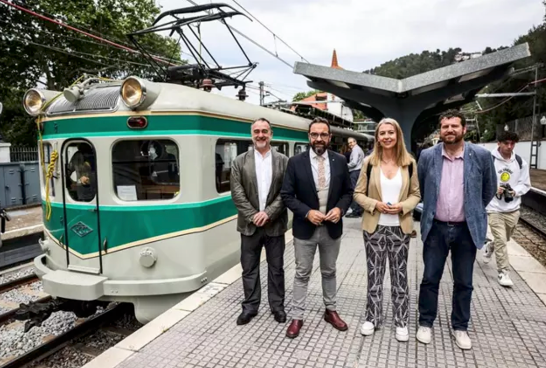 El conseller de Territori, Juli Fernàndez, y el presidente de FGC, Toni Segarra, han realizado este domigo una de las seis primeras circulaciones del 'Tren Granota'.