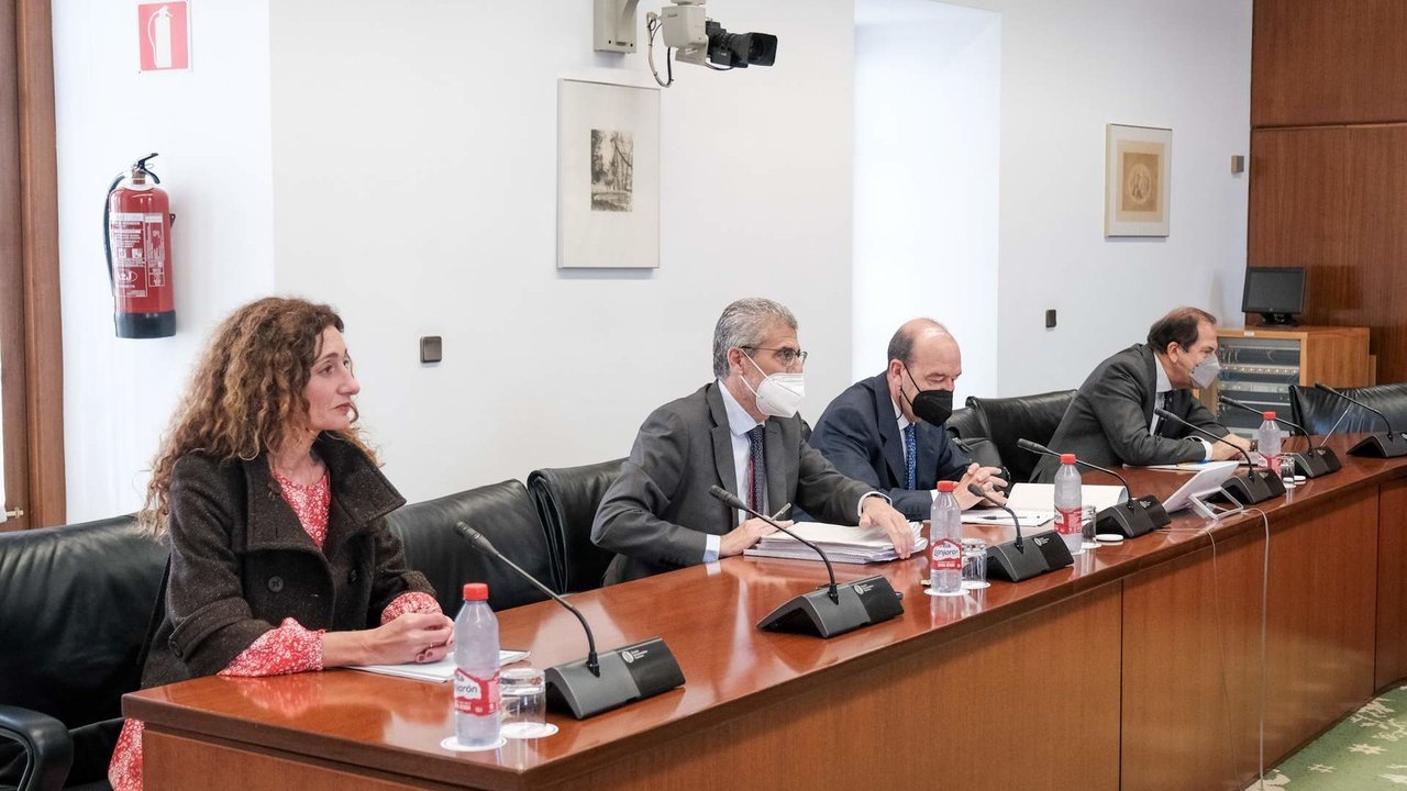 Archivo - Imagen de una reunión de la Junta Electoral de Andalucía, que tiene su sede en el Parlamento. (Foto de archivo). 
