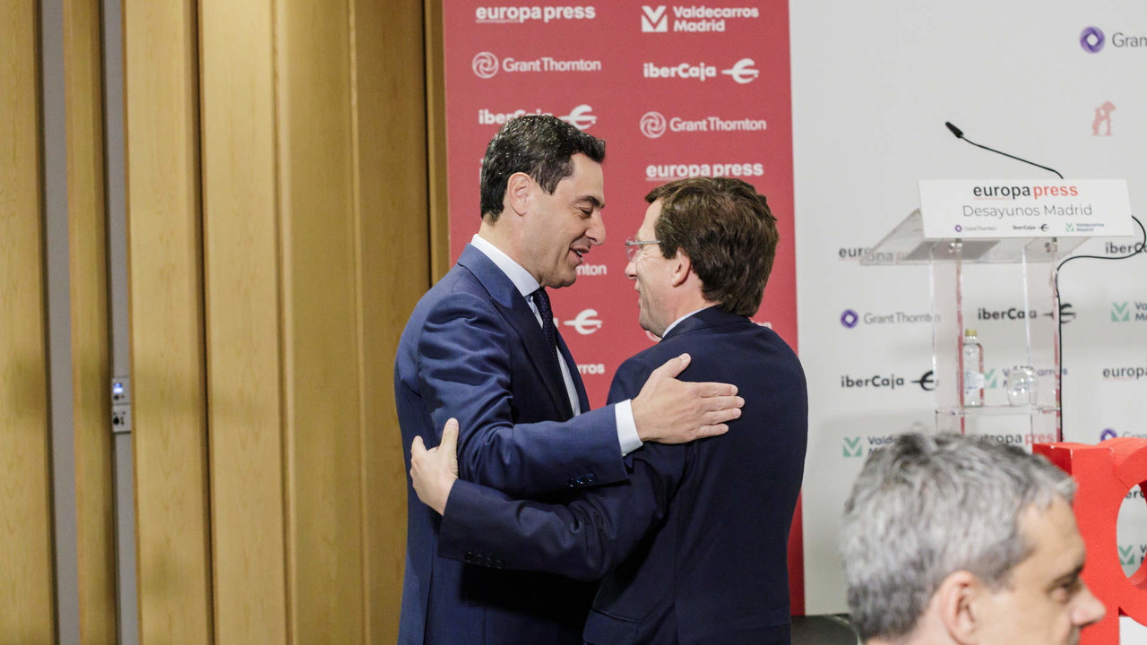 El presidente de la Junta de Andalucía, Juanma Moreno (i) y el alcalde de Madrid, José Luis Martínez-Almeida (d), se saludan a su llegada a un desayuno Madrid de Europa Press, a 10 de mayo de 2023, en Madrid. 