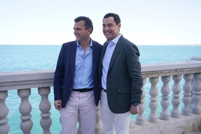 Bruno García (i.) y Juanma Moreno (d), este sábado en Cádiz
Fecha: 13/05/2023.