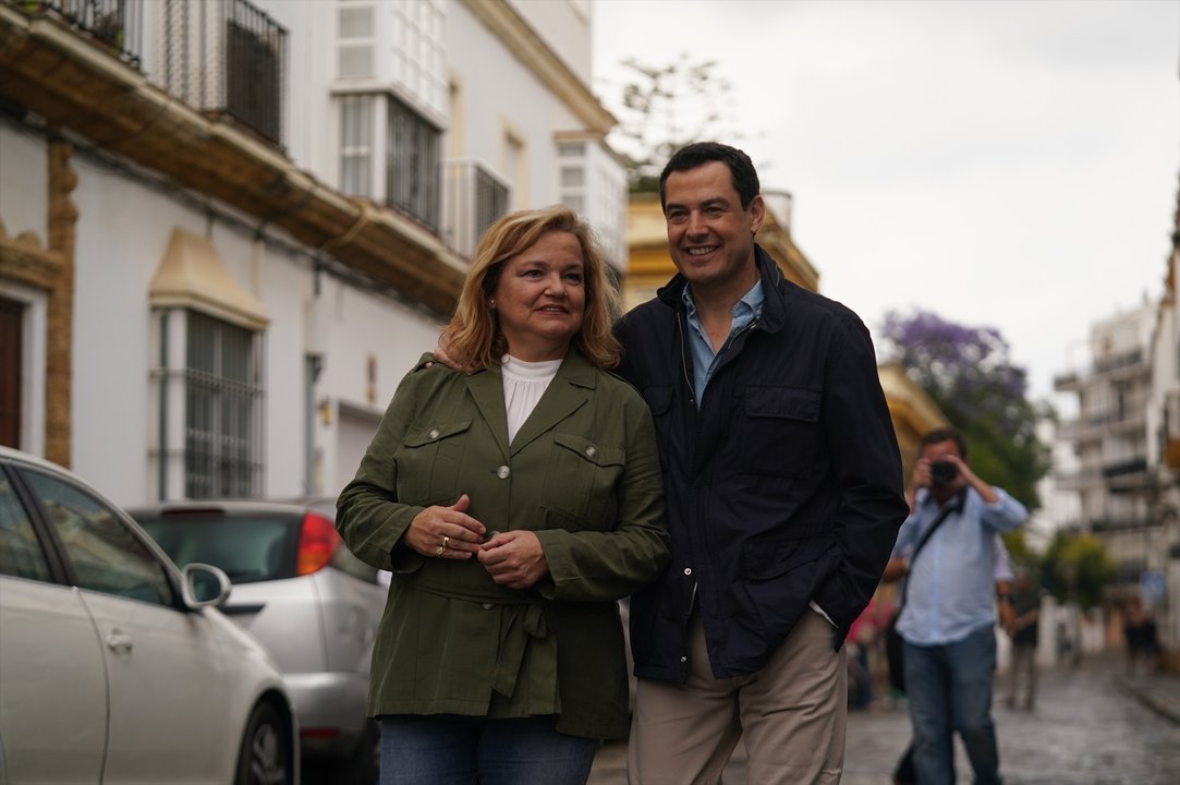 El presidente del PP de Andalucía, Juanma Moreno, junto a María José de Alba, candidata a la Alcaldía de San Fernando