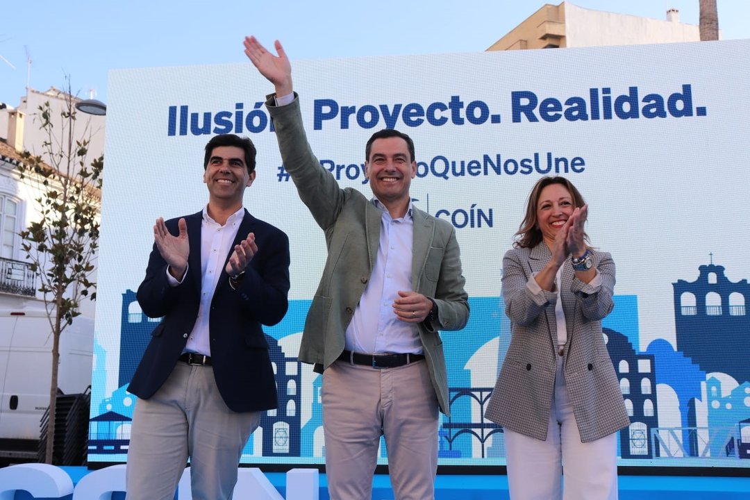 El presidente del PP-A, Juanma Moreno, en un acto electoral en Coín junto a la presidenta del PP de Málaga, Patricia Navarro, y el candidato a la reelección en la Alcaldía, Francisco Santos.