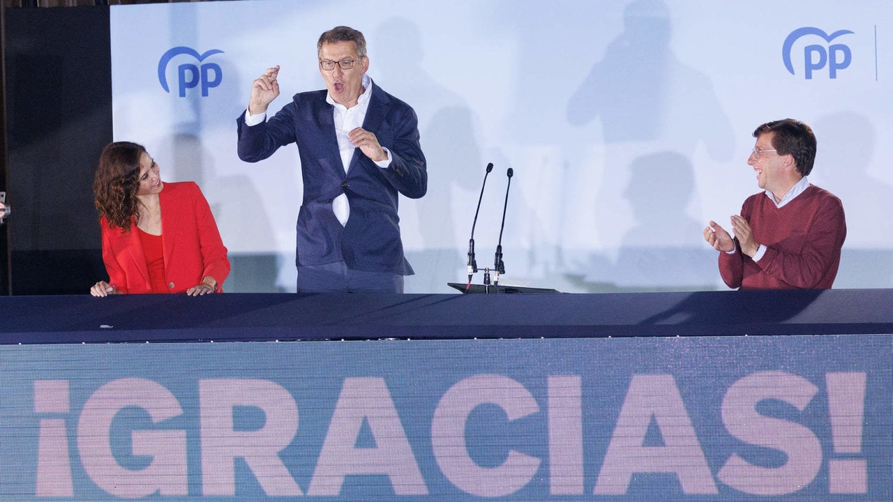 La presidenta de la Comunidad de Madrid y candidata a la reelección, Isabel Díaz Ayuso; el líder del Partido Popular, Alberto Núñez Feijóo, y el alcalde de Madrid y candidato a la reelección, José Luis Martínez-Almeida, celebran la victoria del PP.