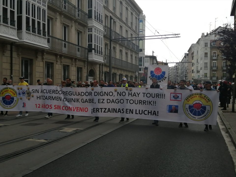 Mnaifestación de ertzainas a las puertas del Parlamento Vasco.