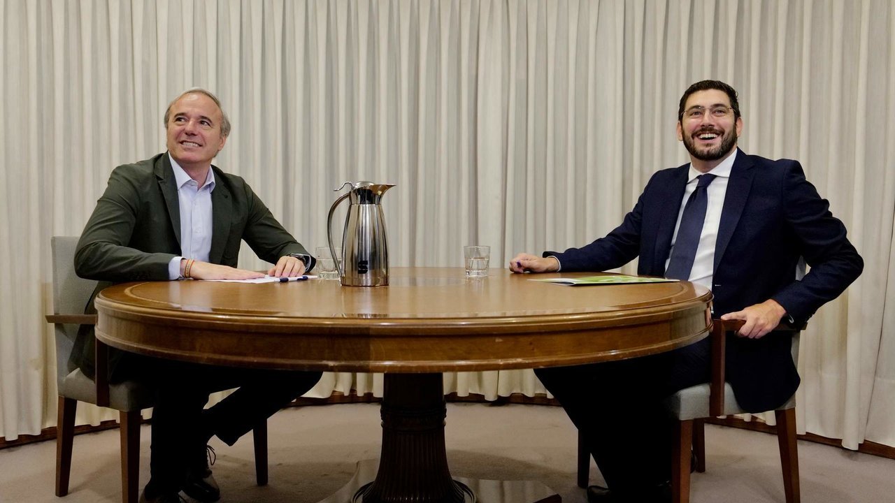 Los candidatos del PP y VOX a la Presidencia del Gobierno de Aragón, Jorge Azcón y Alejandro Nolasco, respectivamente, mantienen una reunión en la sala del Torreón del Palacio de la Aljafería. 