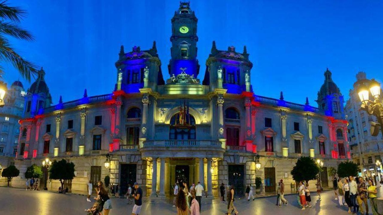 El Ayuntamiento de Valencia, iluminado.