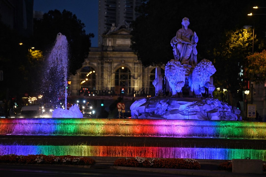 Vista de la fuente y el Palacio de Cibeles con los colores de la bandera LGTB, a 6 de julio de 2022, en Madrid (España). Con motivo del #OrgulloMadrid2022, el Palacio de Cibeles, sede del Ayuntamiento de Madrid, se encuentra iluminado con los colores de la bandera LGTBI para celebrar la Semana del Orgullo en la capital.