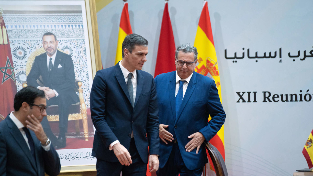 El presidente del Gobierno, Pedro Sánchez (i) y el jefe de Gobierno del Reino de Marruecos, Aziz Akhannouch (d), tras el acto de firma de acuerdos tras la reunión plenaria de la XII Reunión de Alto Nivel Marruecos-España.